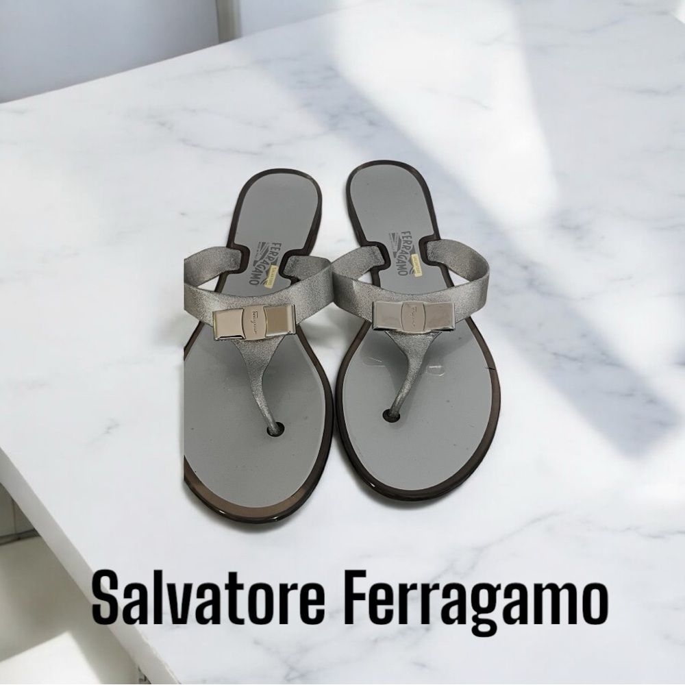 Salvatore Ferragamo Farella Silver Glitter Flip Flop Sandals sz 10 NWOT